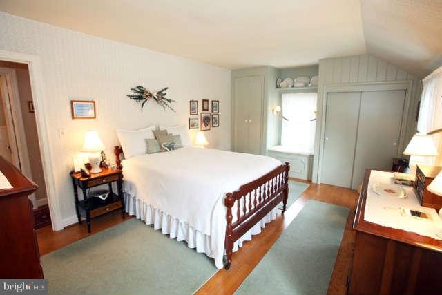 302 Worthington Road Baltimore, MD 21286 - Photo 12 of 24 a bedroom with a bed and a table in it
