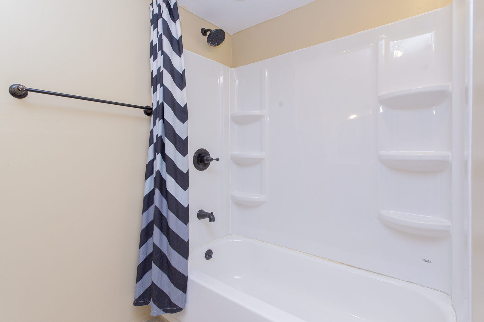 11040 Massasoit Avenue Chicago Ridge, IL 60415 - Photo 15 of 23 a bathroom with a bathtub and shower