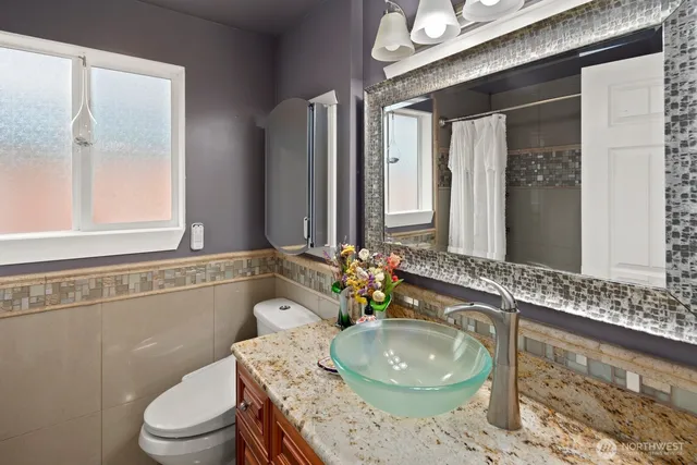 a view of empty room with front door