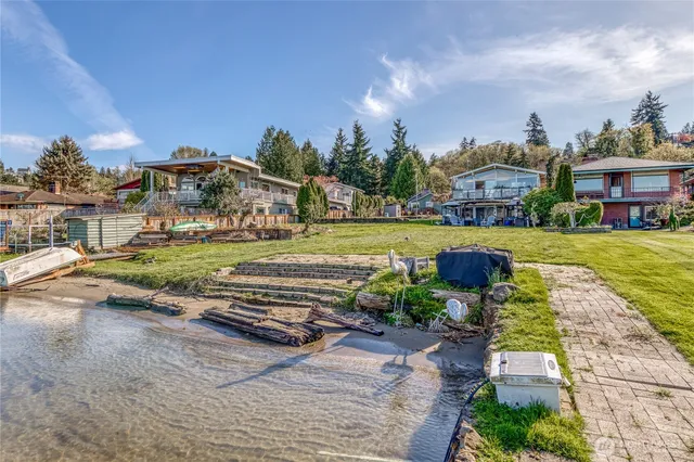 a view of a garden with houses