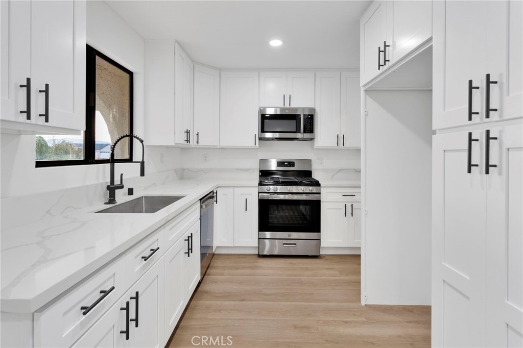 15620 Ramona Road Apple Valley, CA 92307 - Photo 11 of 32