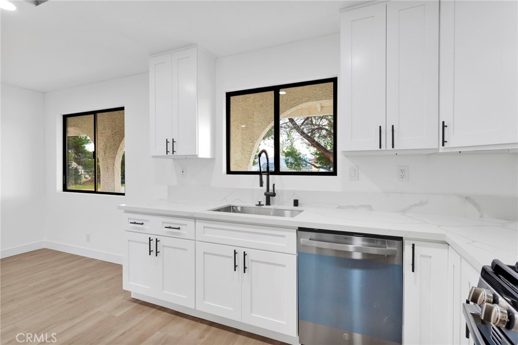 15620 Ramona Road Apple Valley, CA 92307 - Photo 12 of 32