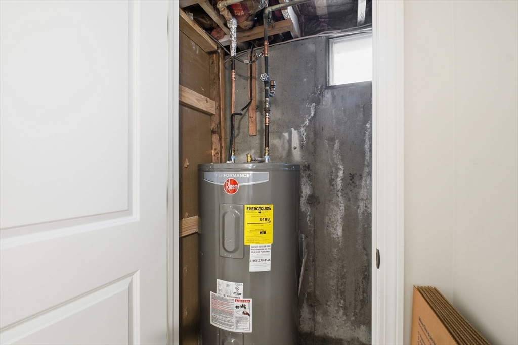 382 North Brook Road Springfield, MA 01119 - Photo 27 of 31 a utility room with dryer and washer