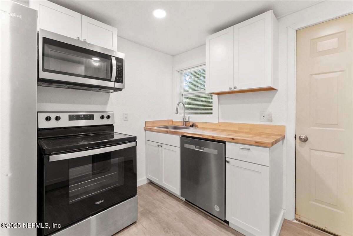 9034 Crystal Springs Road Jacksonville, FL 32221 - Photo 4 of 34 a kitchen with a stove and a microwave