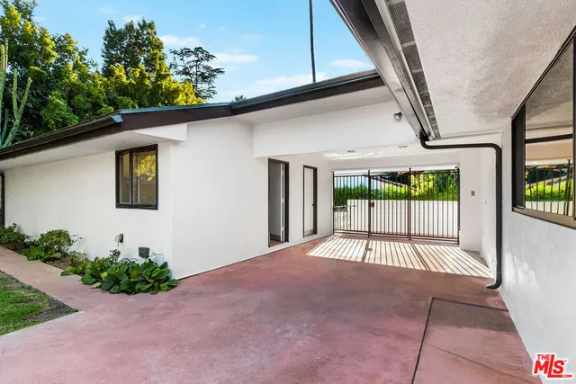 a view of an entryway with a house