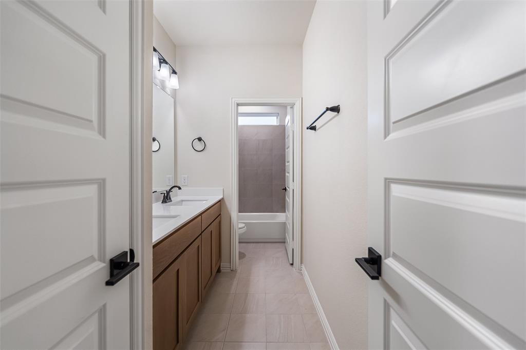 3107 White Oak Road Terrell, TX 75161 - Photo 33 of 40 a bathroom with a sink and a mirror