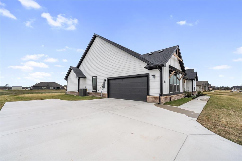 3107 White Oak Road Terrell, TX 75161 - Photo 7 of 40 a house with swimming pool in front of it