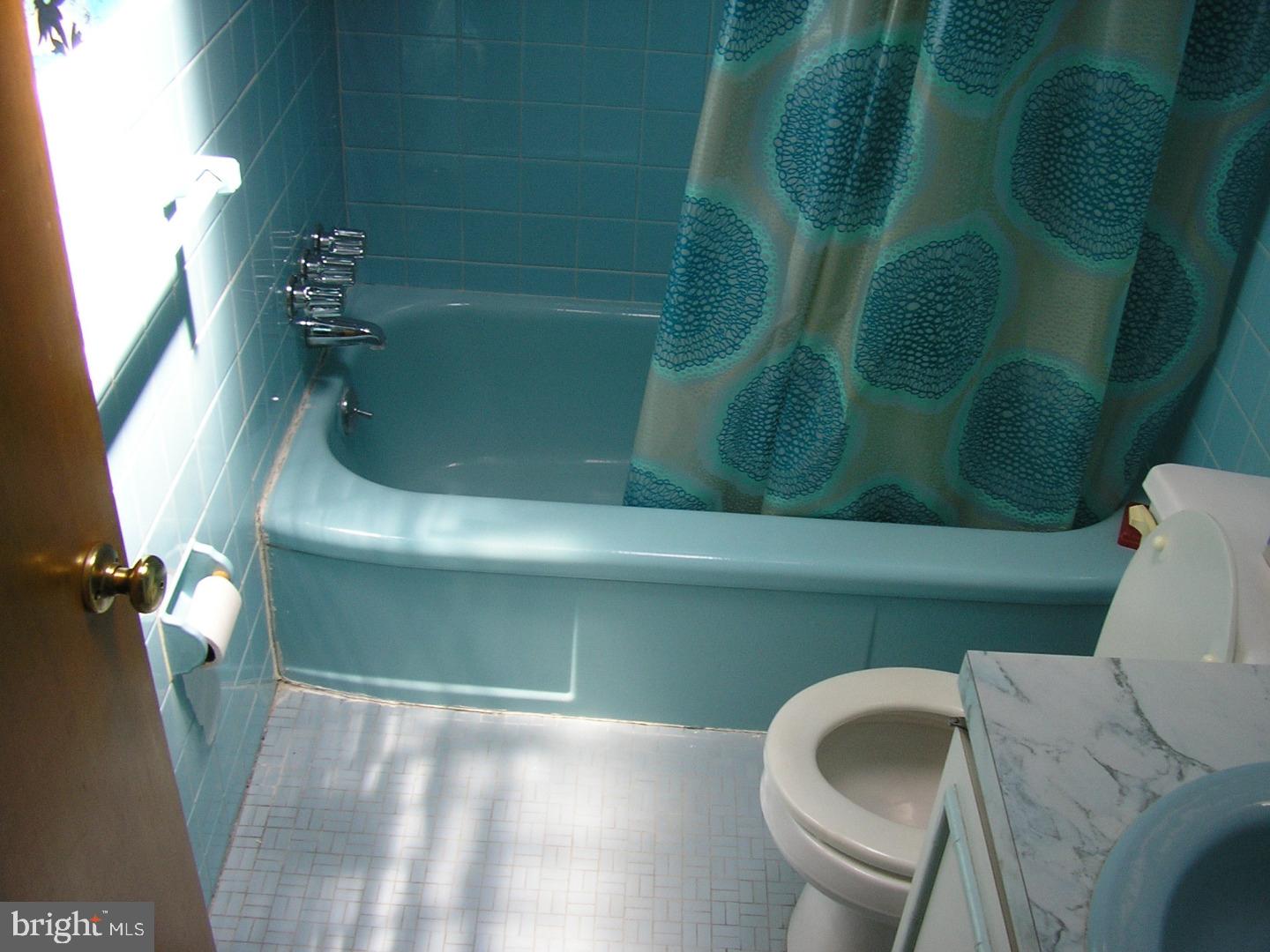 2708 West Country Club Road Philadelphia, PA 19131 - Photo 13 of 18 Bathroom