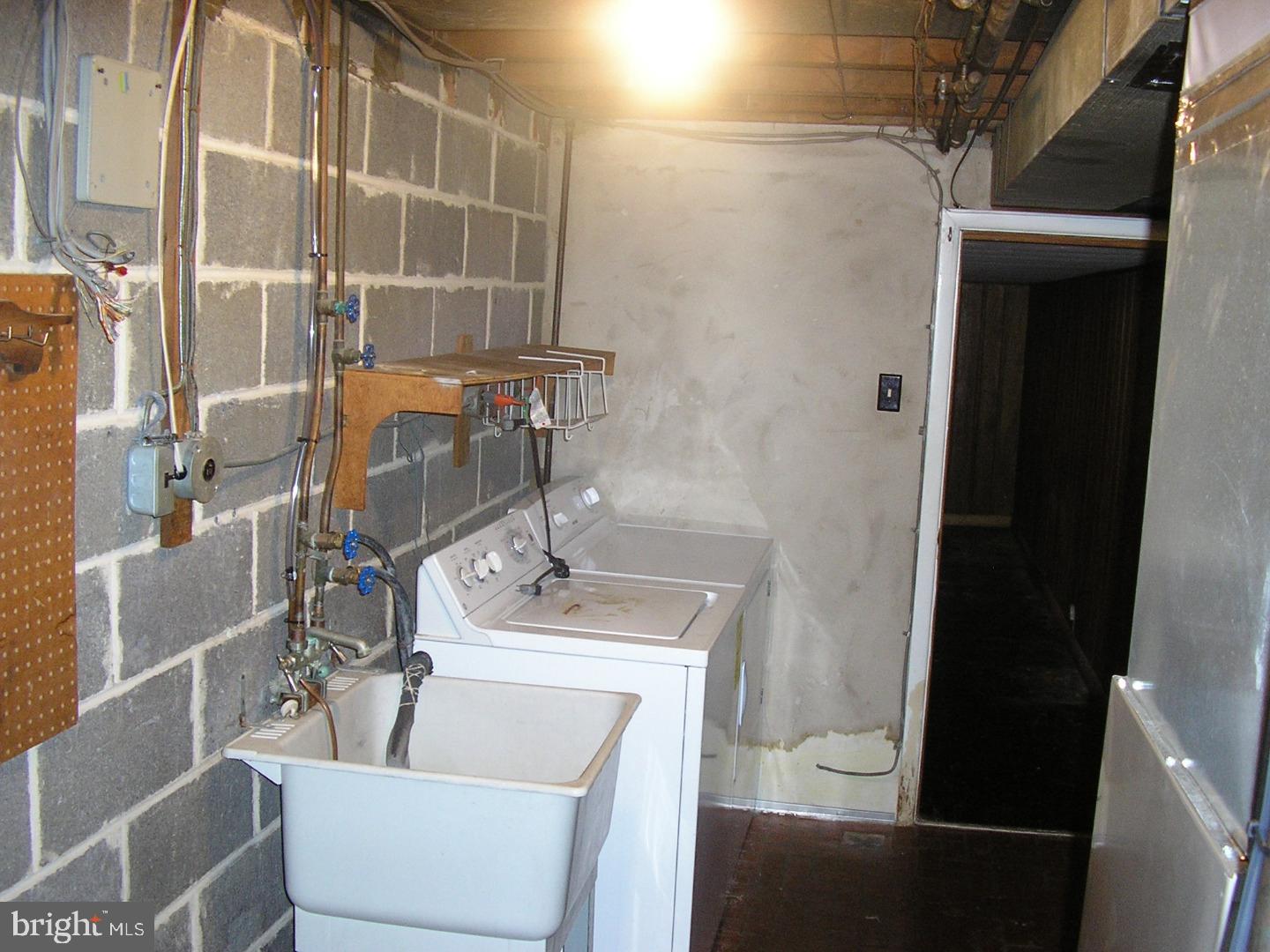 2708 West Country Club Road Philadelphia, PA 19131 - Photo 15 of 18 Laundry Room