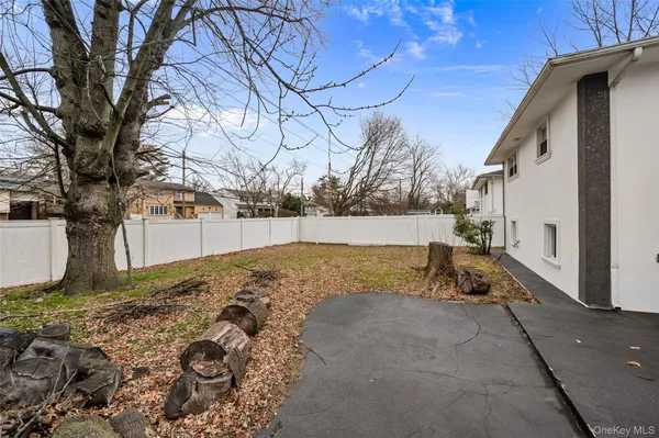 a view of back yard of the house