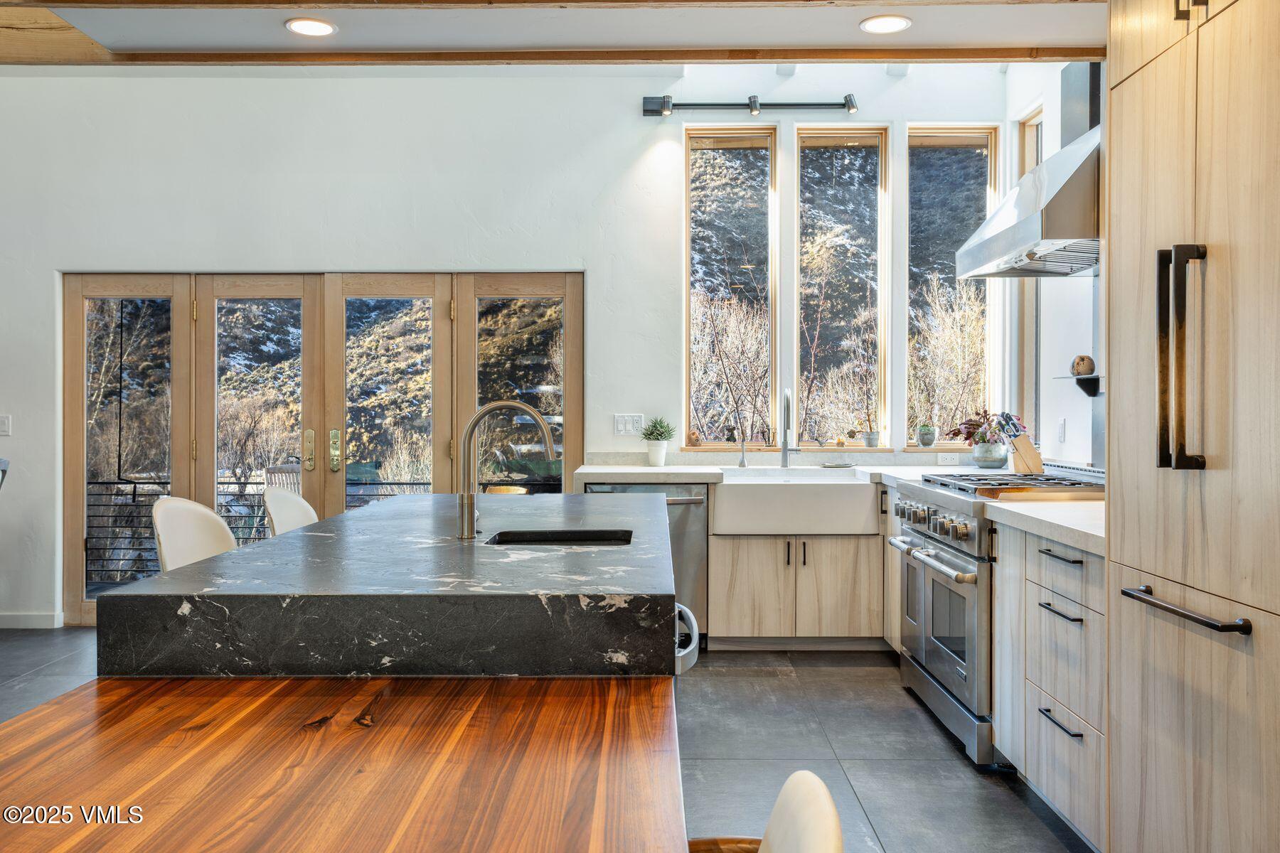 960 June Creek Road Edwards, CO 81632 - Photo 7 of 47 Kitchen