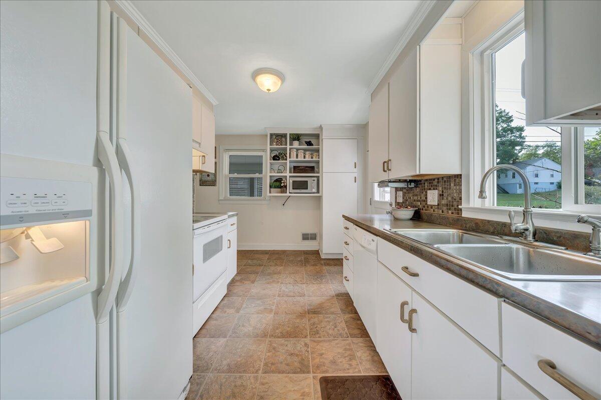 4705 Hazelridge Road Northwest Roanoke, VA 24012 - Photo 14 of 31 Kitchen