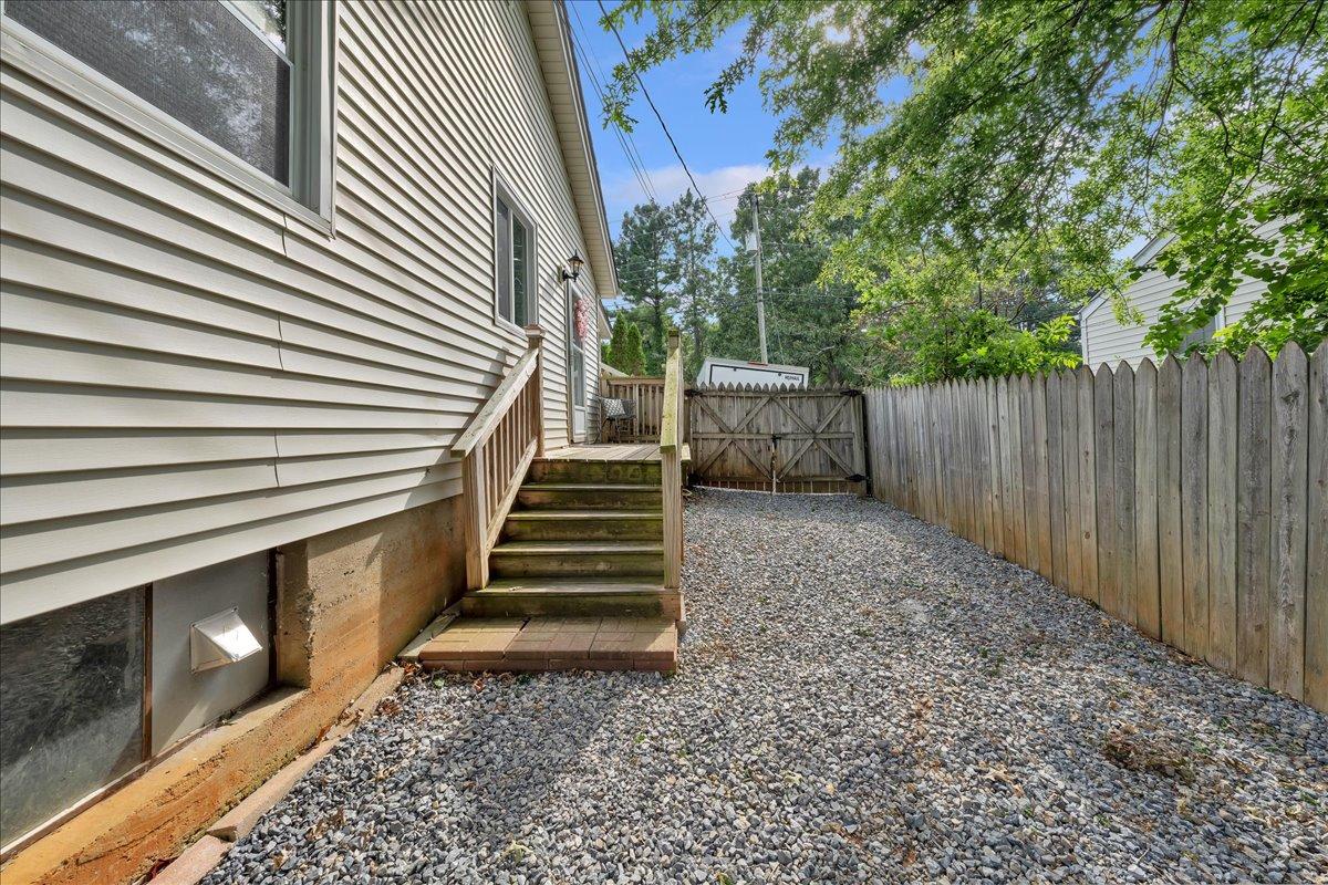 4705 Hazelridge Road Northwest Roanoke, VA 24012 - Photo 30 of 31 Side yard