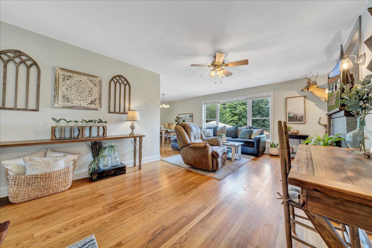 4705 Hazelridge Road Northwest Roanoke, VA 24012 - Photo 6 of 31 Living Room