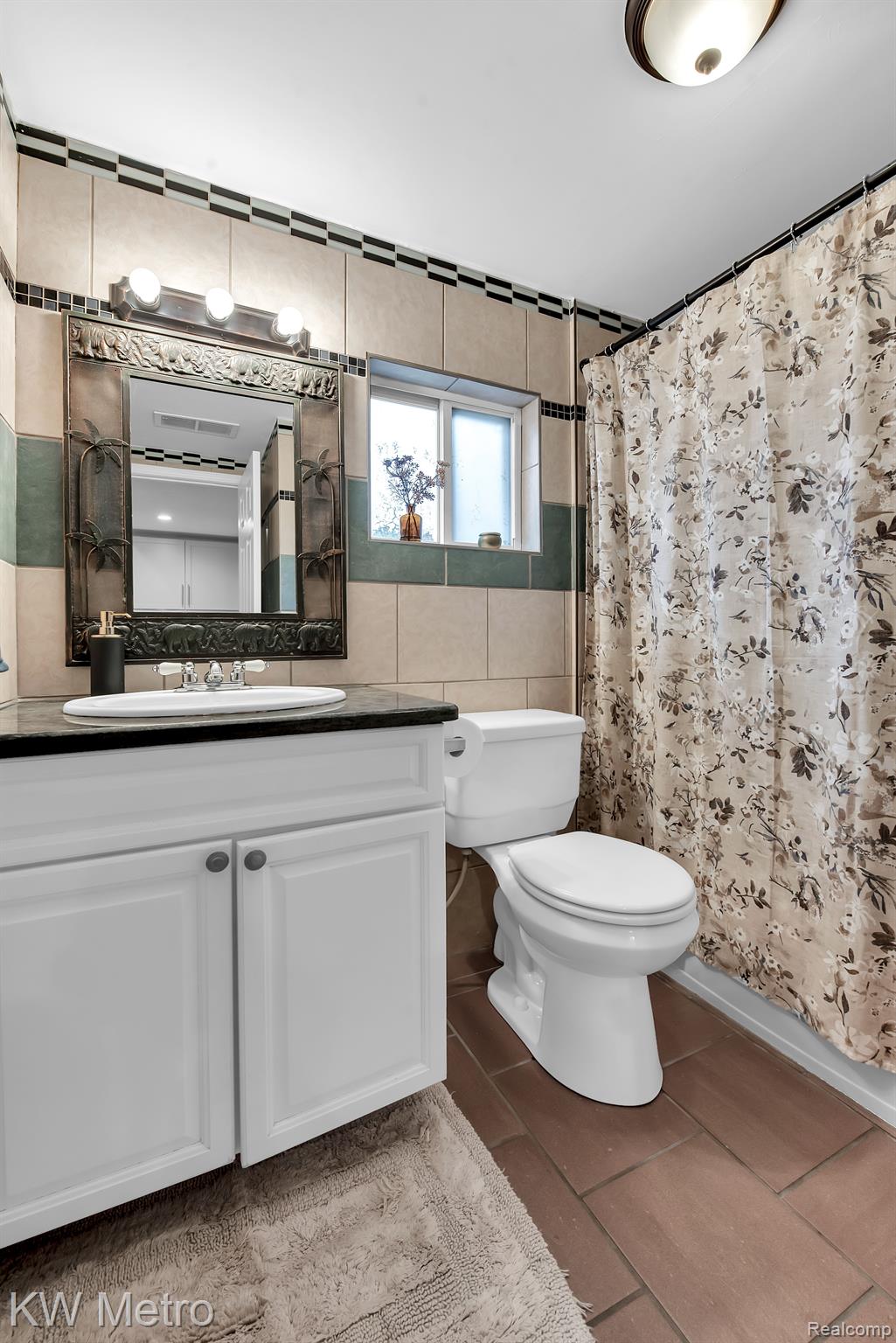 2870 Hartline Drive Rochester, MI 48309 - Photo 9 of 23 Main floor full bathroom