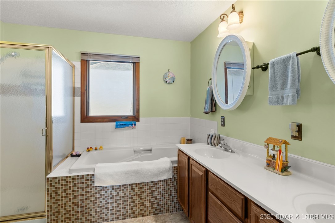 1436 Cherokee Road, Unit 2A Lake Ozark, MO 65049 - Photo 13 of 26 primary bath
