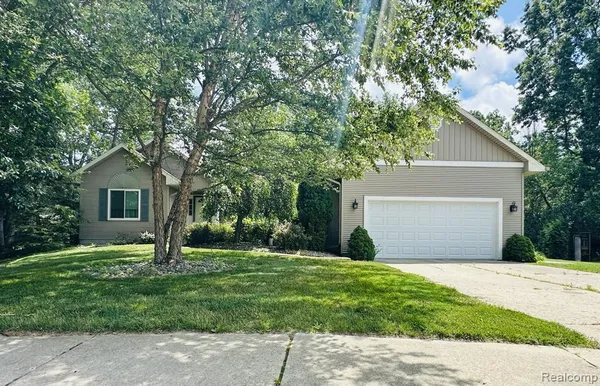 $399,900 | 2303 Blue Heron Court, Fenton, MI 48430