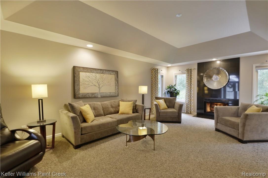49308 Monte Road New Baltimore, MI 48047 - Photo 13 of 38 family room 2.jpg