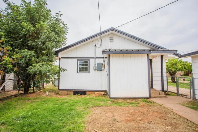 a view of a house with backyard