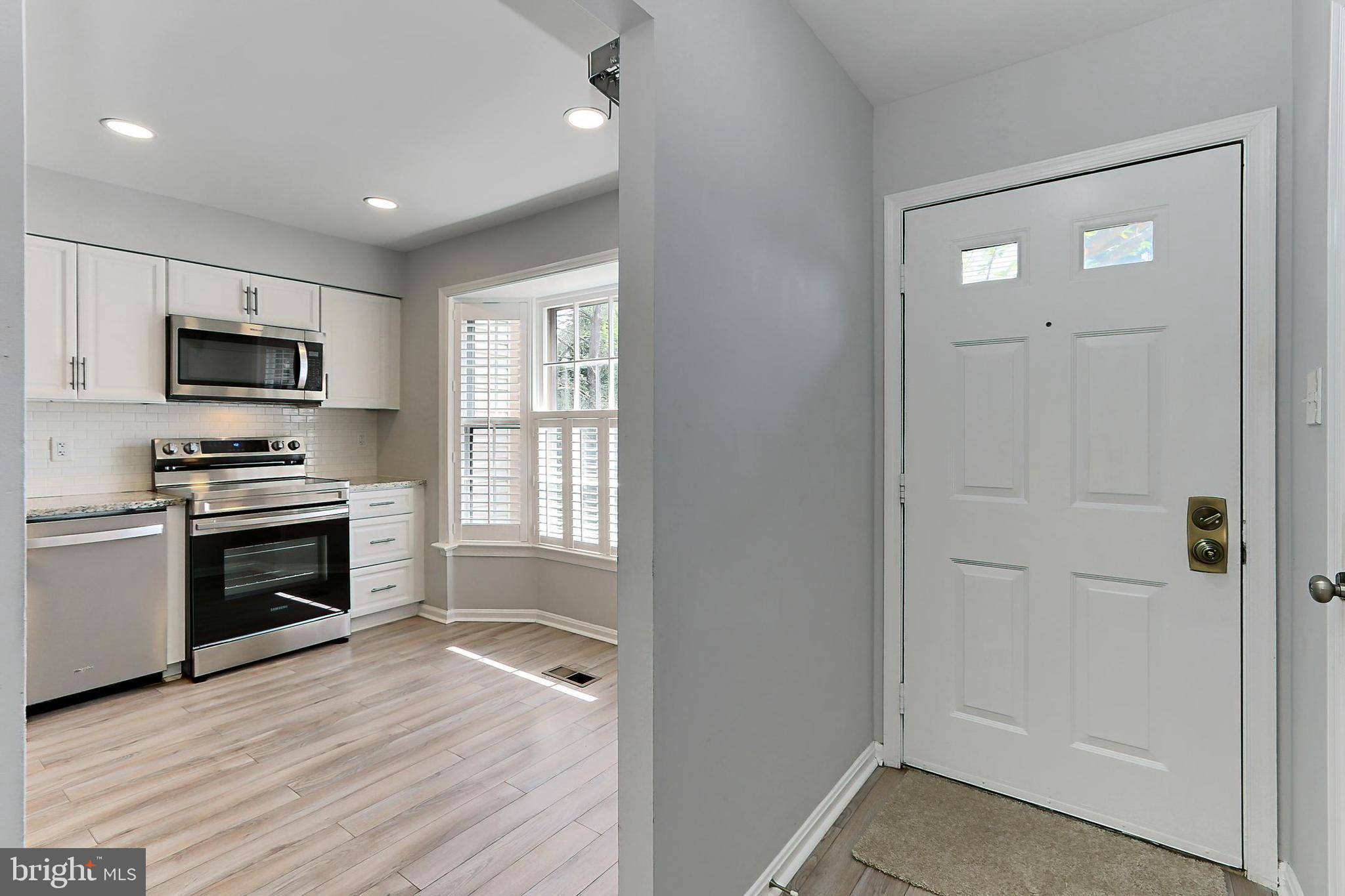10270 Latney Road Fairfax, VA 22032 - Photo 3 of 52 Foyer