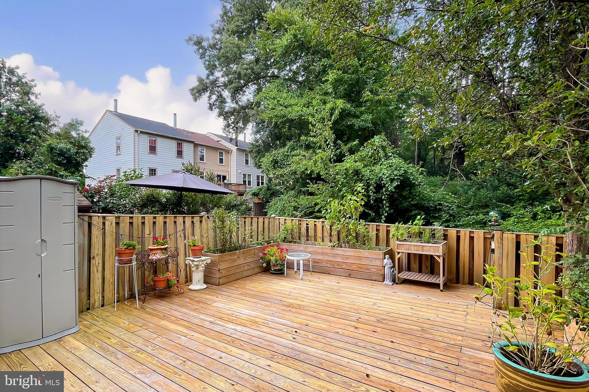 10270 Latney Road Fairfax, VA 22032 - Photo 38 of 52 Built-in planters and privacy fencing