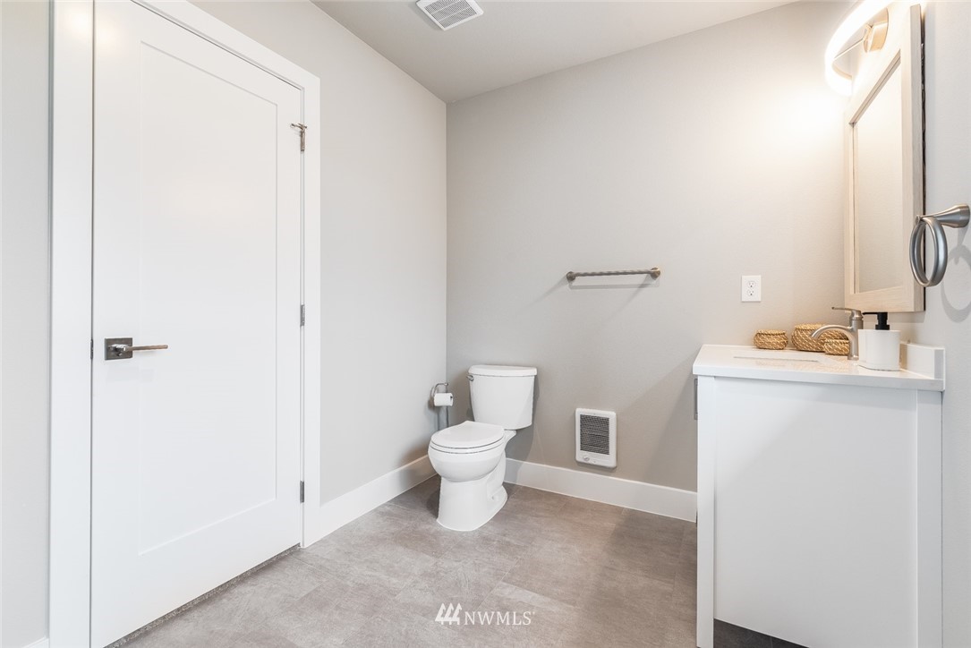 8019 Willow Grove Road Longview, WA 98632 - Photo 22 of 39 a bathroom with a toilet sink and a mirror