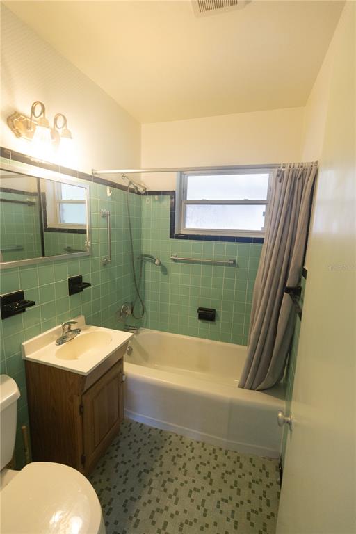 1010 Glen Ridge Drive Leesburg, FL 34748 - Photo 14 of 24 a bathroom with a sink and a toilet