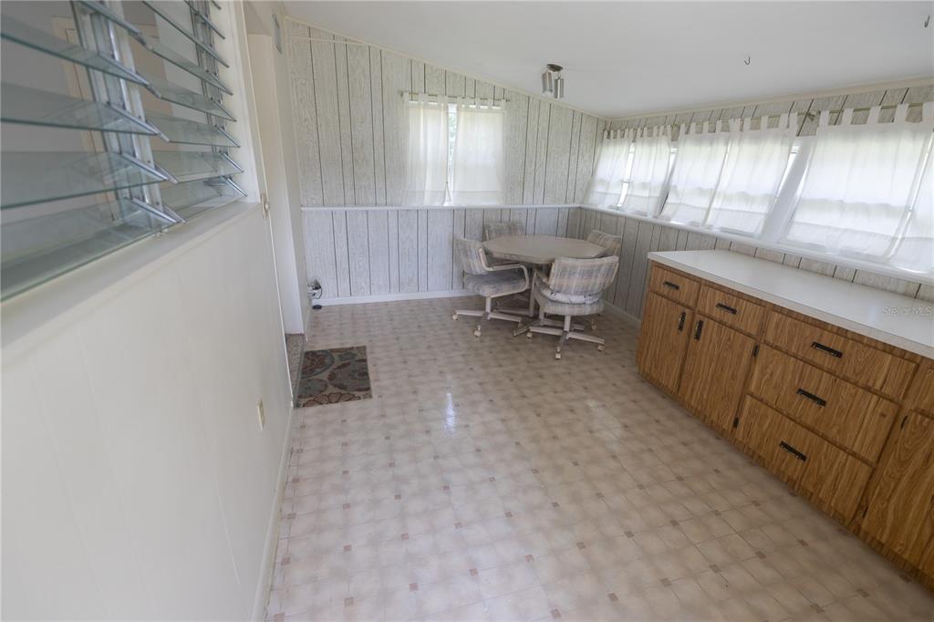 1010 Glen Ridge Drive Leesburg, FL 34748 - Photo 2 of 24 a living room with furniture and a large window