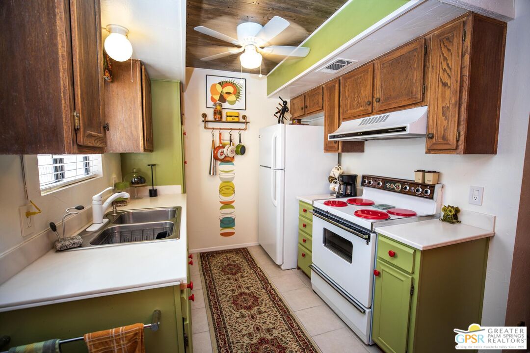 1050 Ramon Road, Unit 34 Palm Springs, CA 92264 - Photo 5 of 10 a kitchen that has a sink and a stove