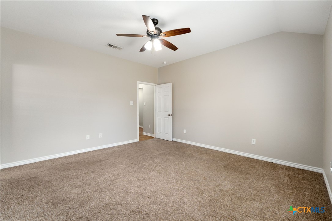 916 Freedom Drive Temple, TX 76502 - Photo 15 of 24 an empty room with closet and ceiling fan