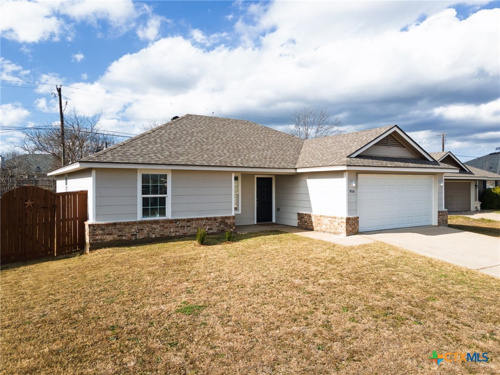916 Freedom Drive Temple, TX 76502 - Photo 4 of 24 a front view of a house with a yard