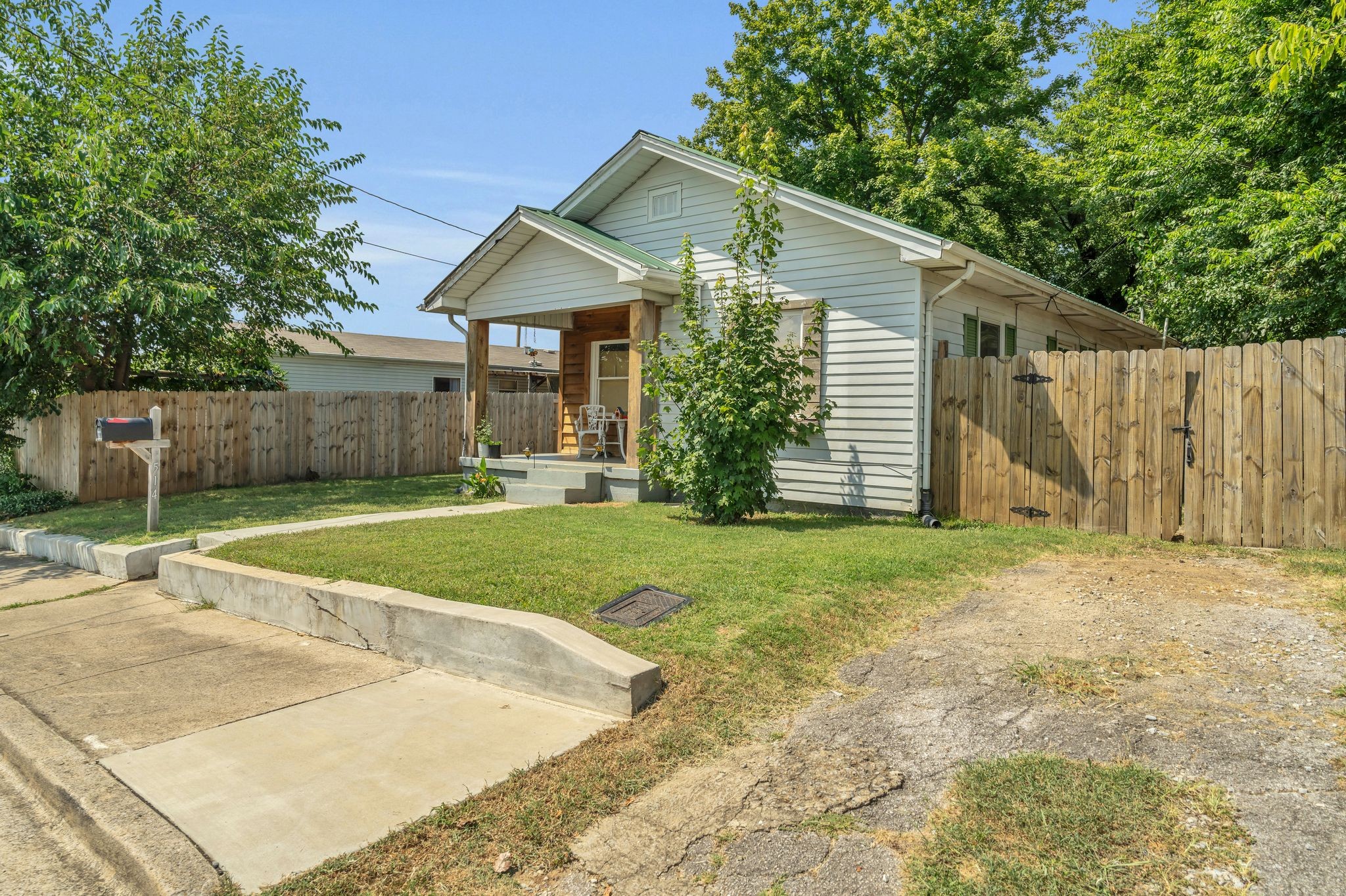 514 East 8th Avenue Springfield, TN 37172 - Photo 2 of 29 a front view of a house with a yard
