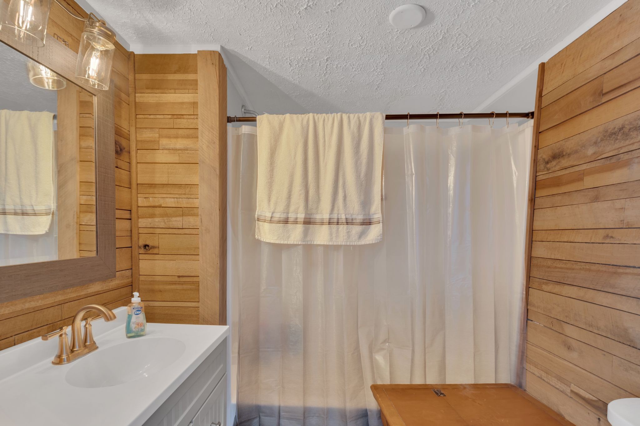 514 East 8th Avenue Springfield, TN 37172 - Photo 21 of 29 a bathroom with a sink and a tub