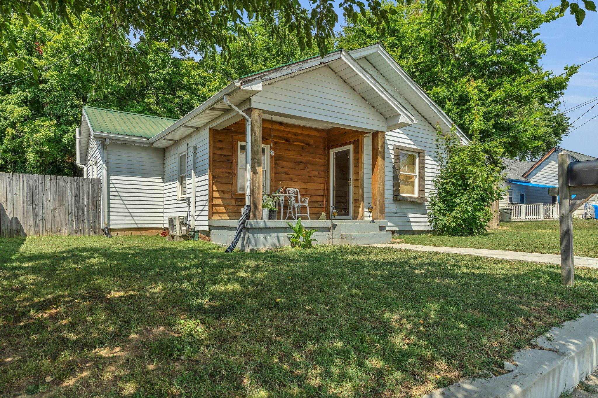 514 East 8th Avenue Springfield, TN 37172 - Photo 4 of 29 a front view of a house with a garden
