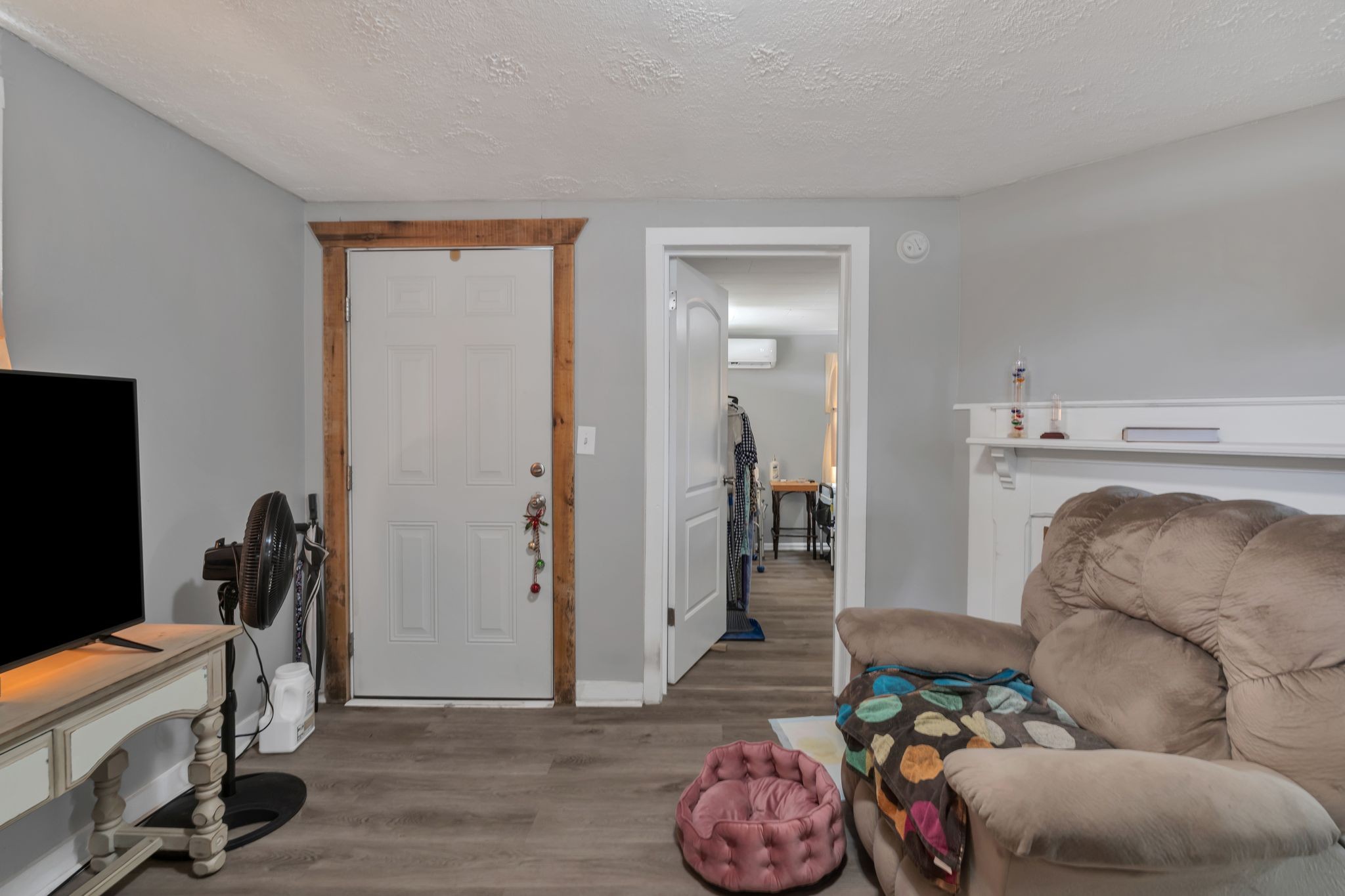 514 East 8th Avenue Springfield, TN 37172 - Photo 8 of 29 a living room with furniture a flat screen tv and a mirror