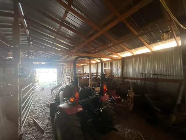 a view of a house with backyard