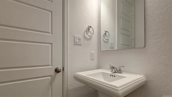 $499,900 | 326 White Oak, Castroville, TX 78009