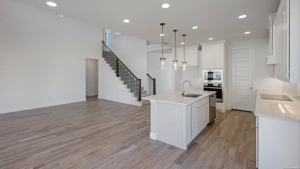 $499,900 | 326 White Oak, Castroville, TX 78009