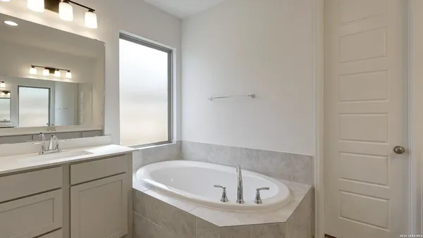 $499,900 | 326 White Oak, Castroville, TX 78009