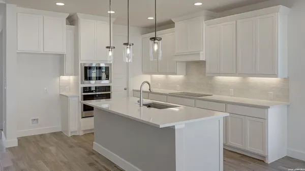 $499,900 | 326 White Oak, Castroville, TX 78009