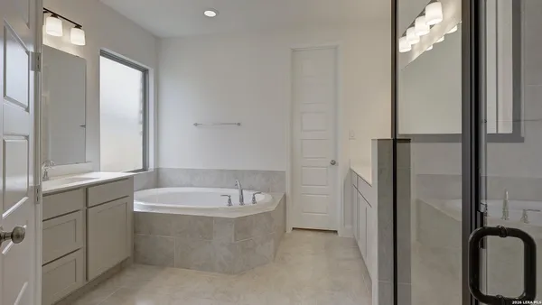 $499,900 | 326 White Oak, Castroville, TX 78009