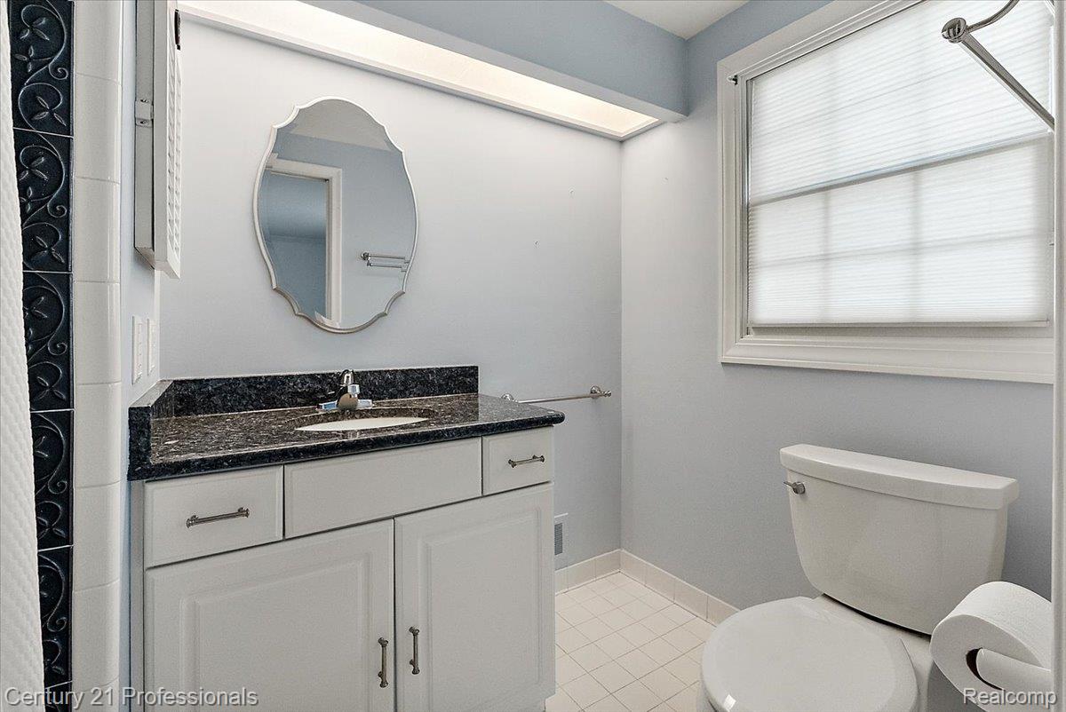 633 Foxhall Road Bloomfield Hills, MI 48304 - Photo 44 of 61 Bathroom