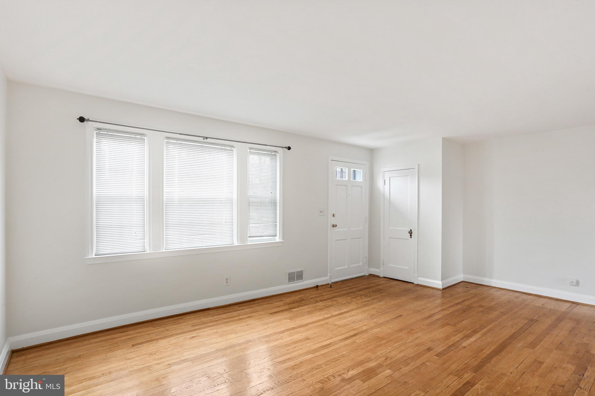 1603 Burnwood Road Baltimore, MD 21239 - Photo 4 of 36 Large Living Room