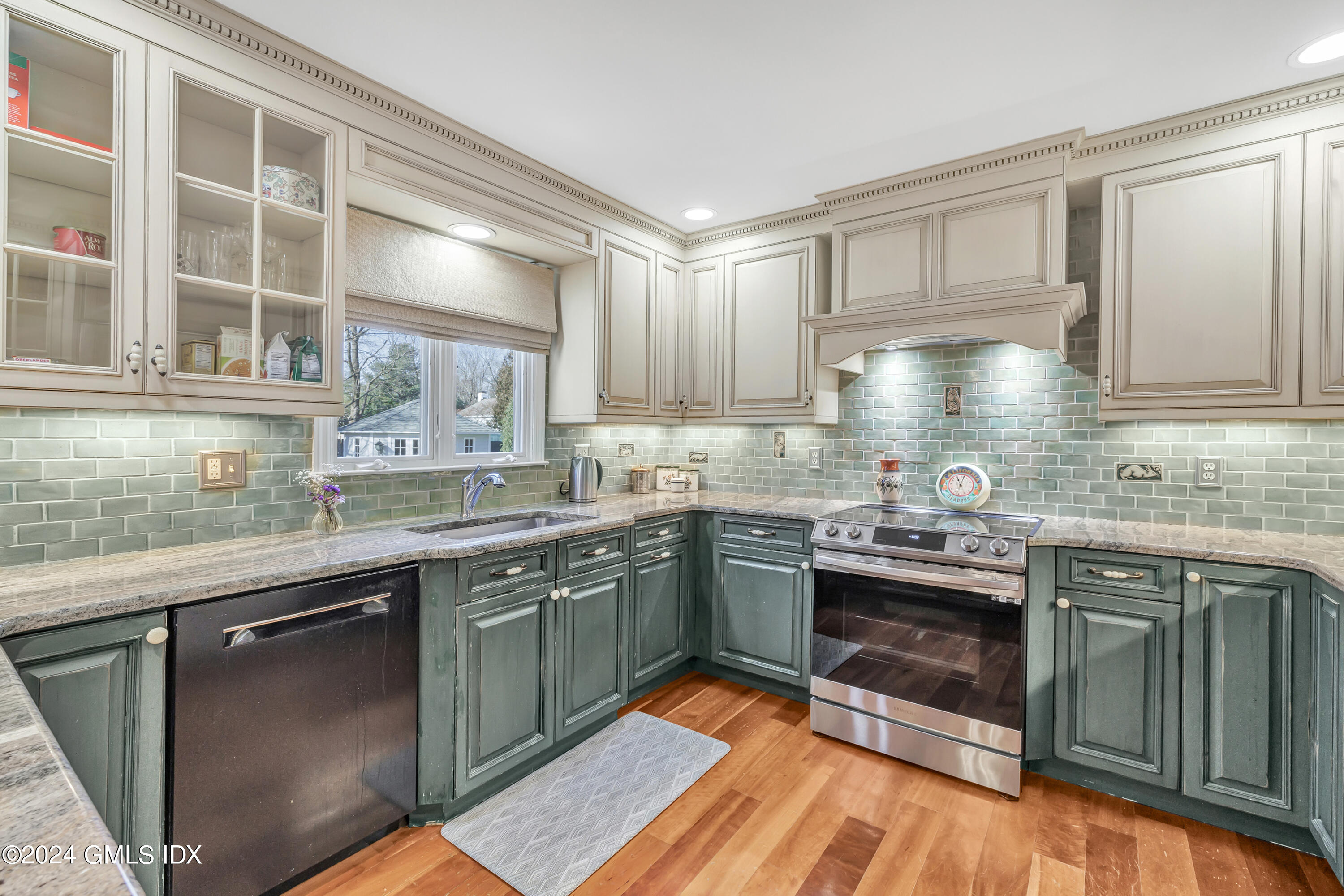 70 Glen Ridge Road Greenwich, CT 06831 - Photo 10 of 38 16