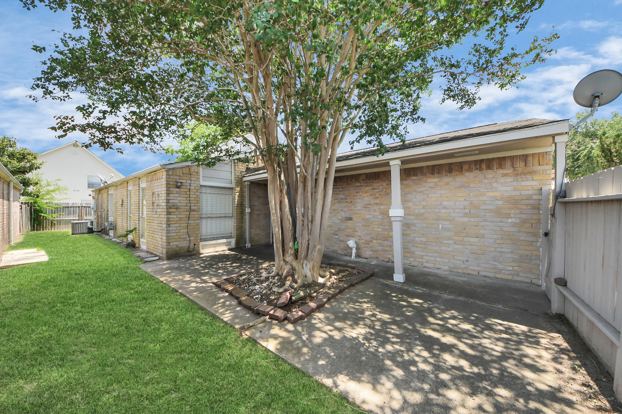 4155 Amir Street Houston, TX 77072 - Photo 8 of 43 a backyard of a house