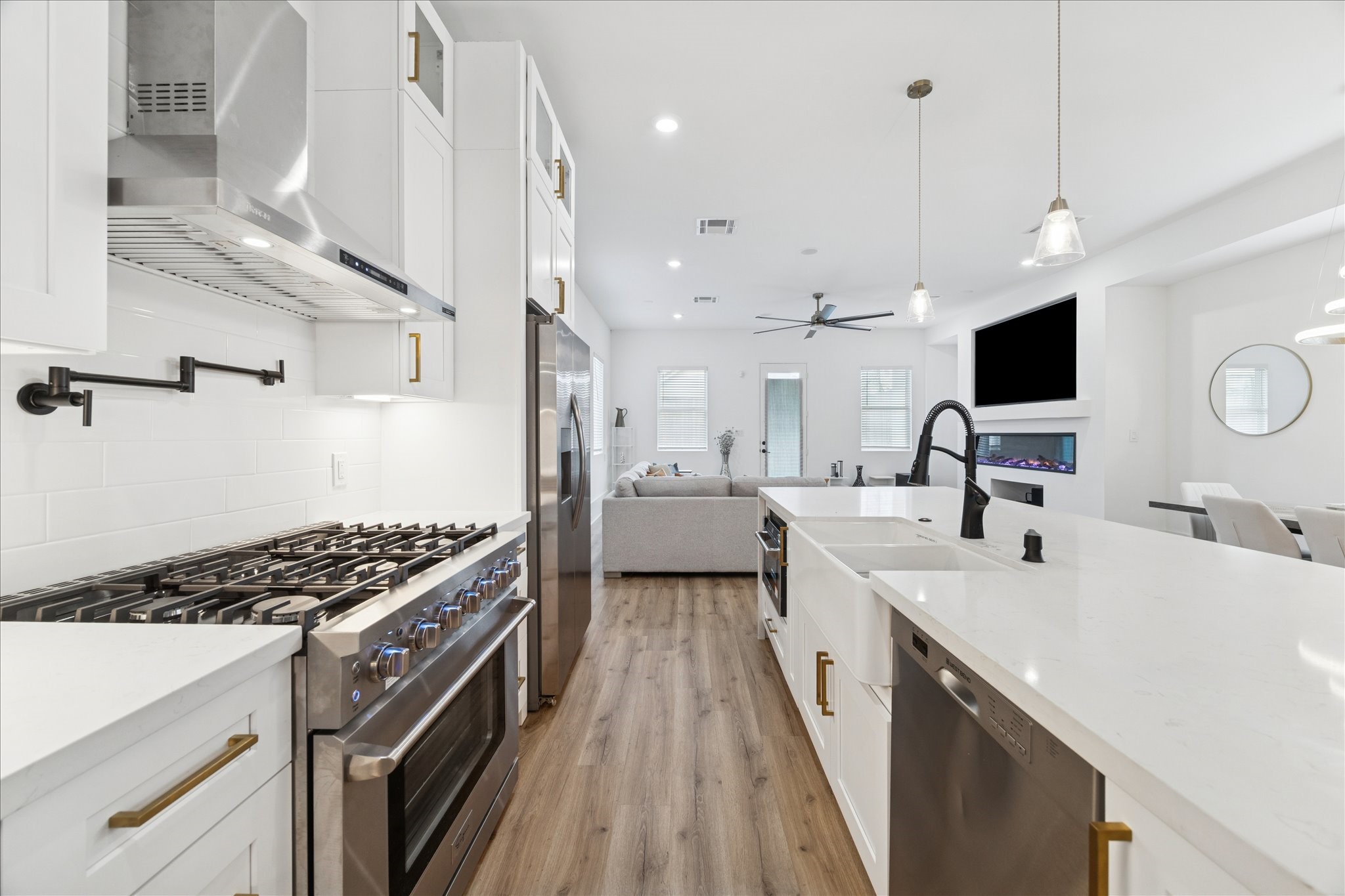 9233 Madera Road Houston, TX 77078 - Photo 11 of 25 Kitchen has Professional range, microwave drawer and fridge included