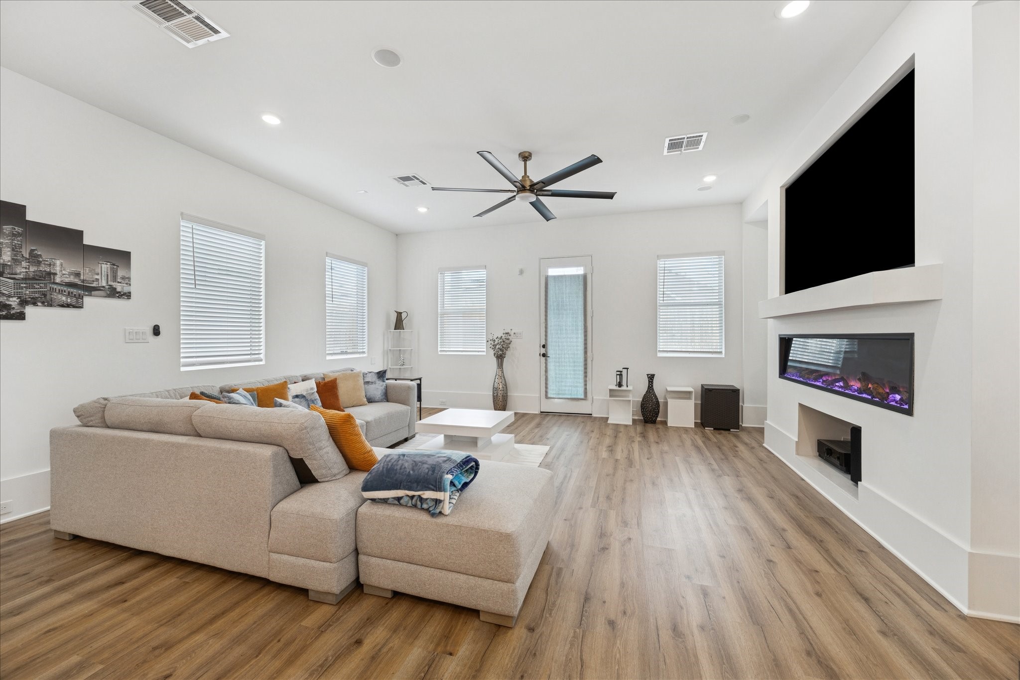 9233 Madera Road Houston, TX 77078 - Photo 2 of 25 a living room with furniture and a flat screen tv