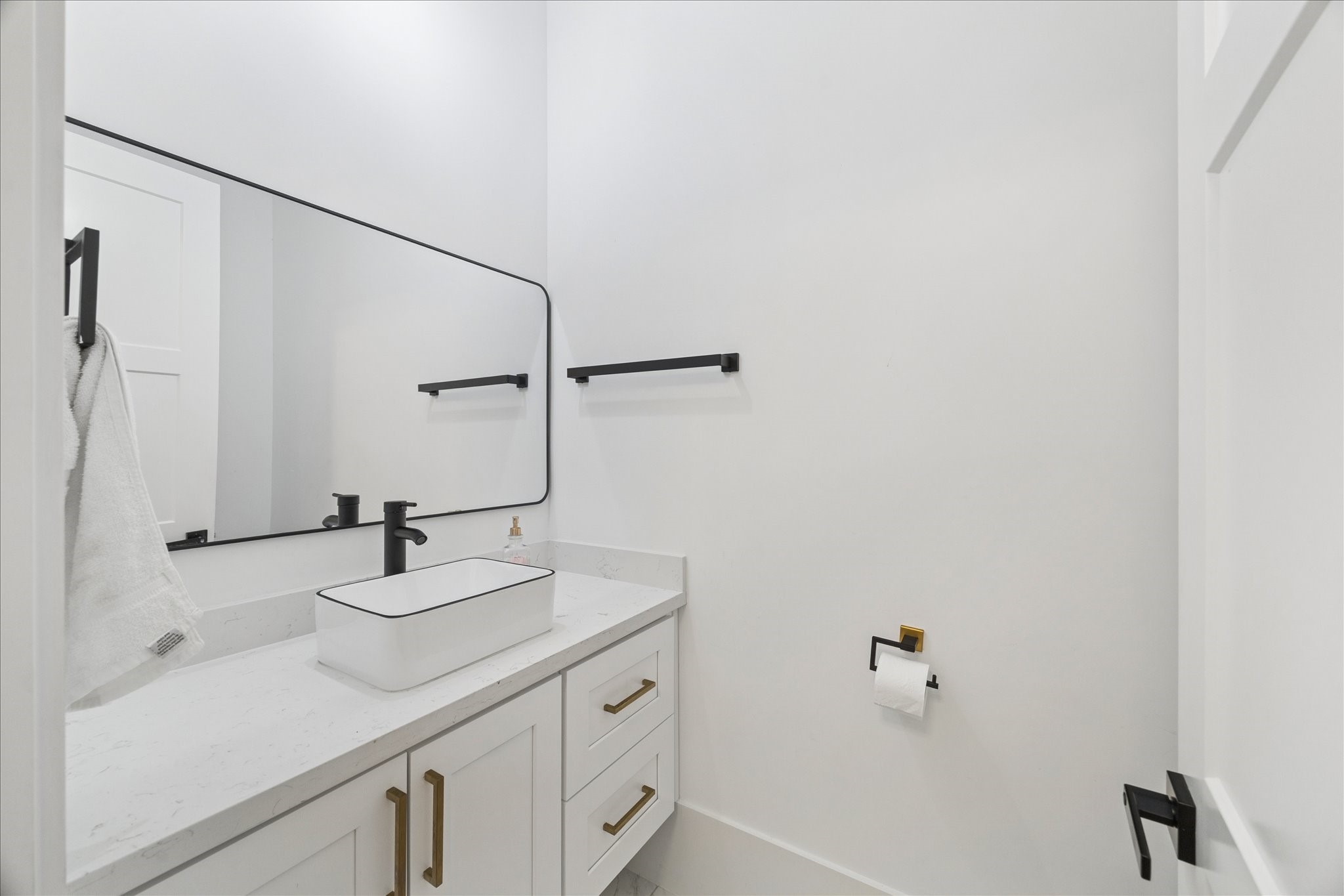 9233 Madera Road Houston, TX 77078 - Photo 24 of 25 a bathroom with a sink and mirror