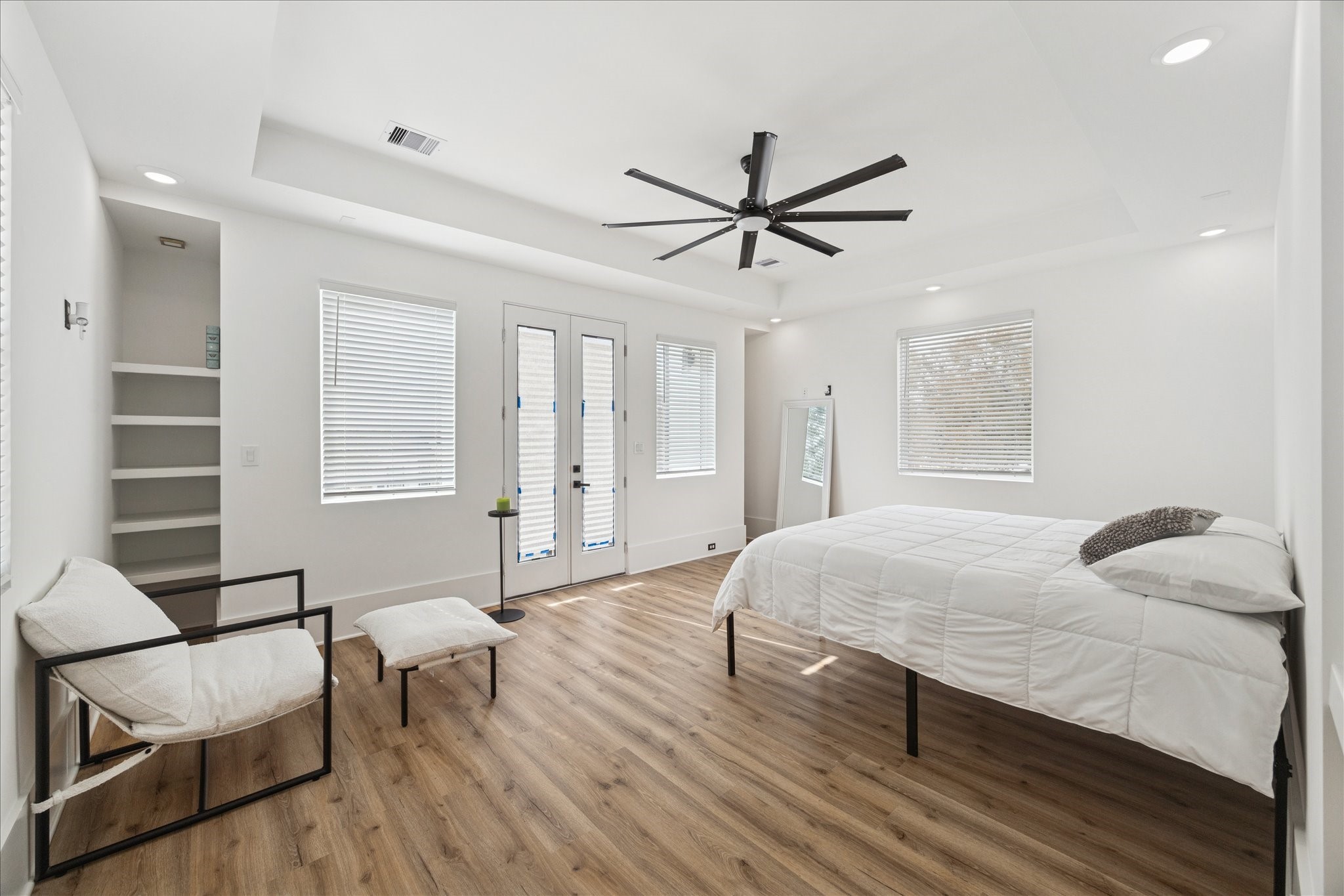 9233 Madera Road Houston, TX 77078 - Photo 4 of 25 a bedroom with a bed and a table