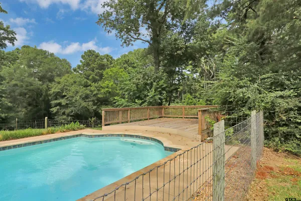 a view of a garden with lawn chairs